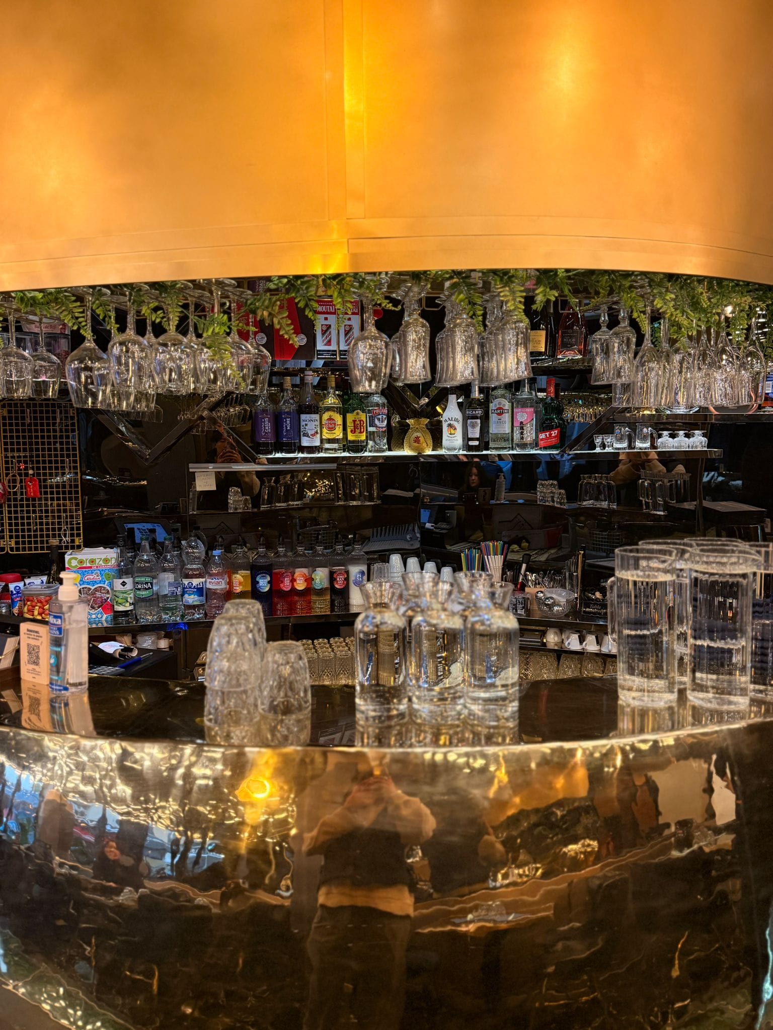 Détail du comptoir doré du bar